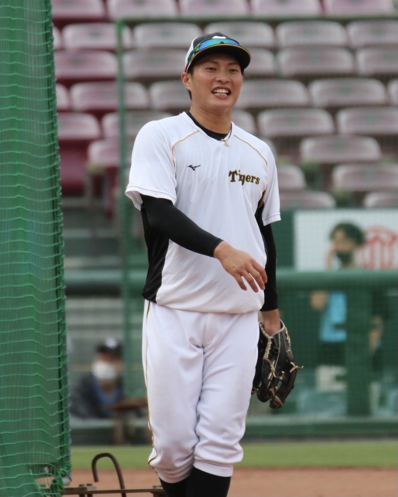 やっぱり首位のチームは笑顔がええの〜🤔』糸原選手、原口選手、北條