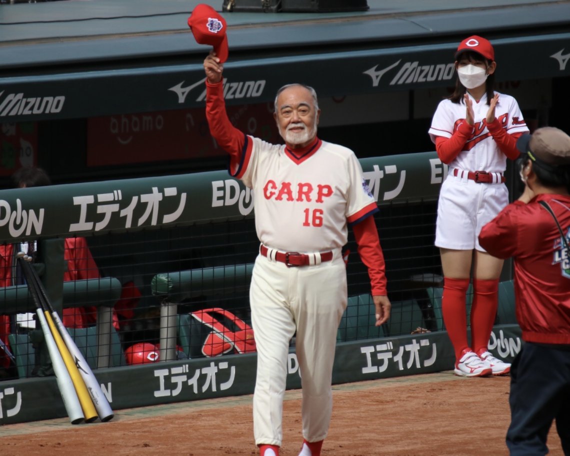 ピッチャー・長谷川良平』に場内がえ？😦、77歳投打二刀流のキレの良さ