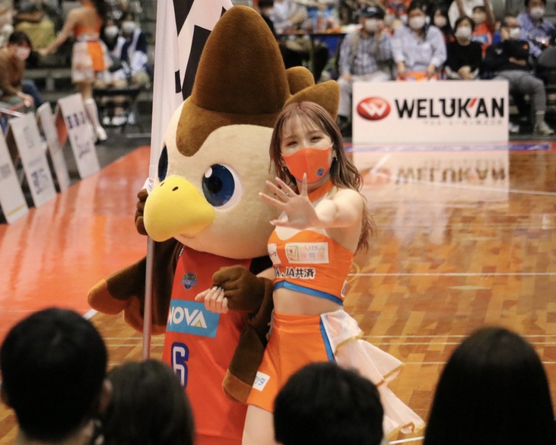 今日も爽やかな笑顔の朝山正悟選手 と試合後ファンの声援にこたえるトーマス ケネディ選手 カイル ミリングｈｃ 日刊わしら Hiroshima Daily Washira