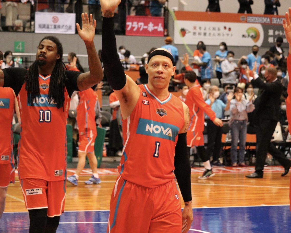 今日も爽やかな笑顔の朝山正悟選手 と試合後ファンの声援にこたえるトーマス ケネディ選手 カイル ミリングｈｃ 日刊わしら Hiroshima Daily Washira