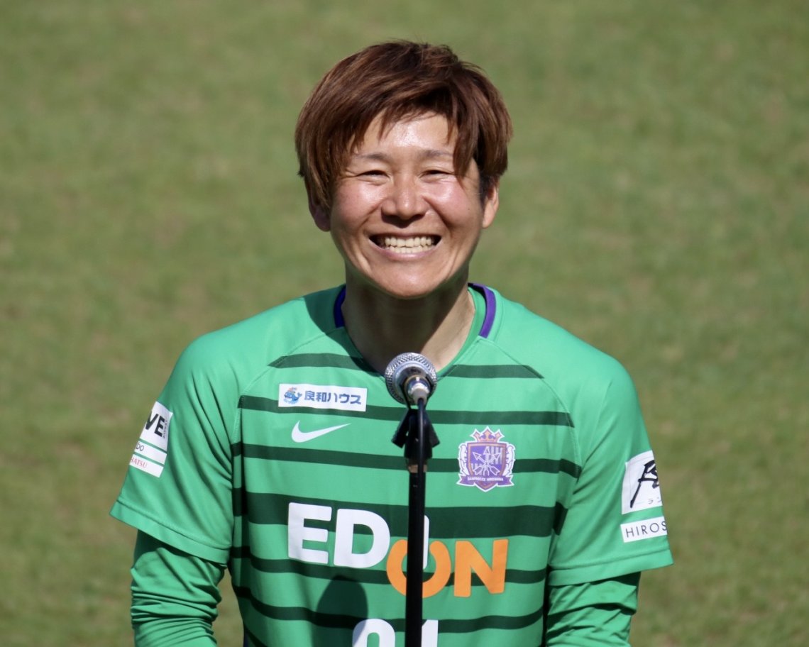 今季限りで現役を引退するａｃ長野パルセイロ レディース昨季の主将ｇｋ池ケ谷夏美選手を労う 福元美穂選手の笑顔 日刊わしら Hiroshima Daily Washira