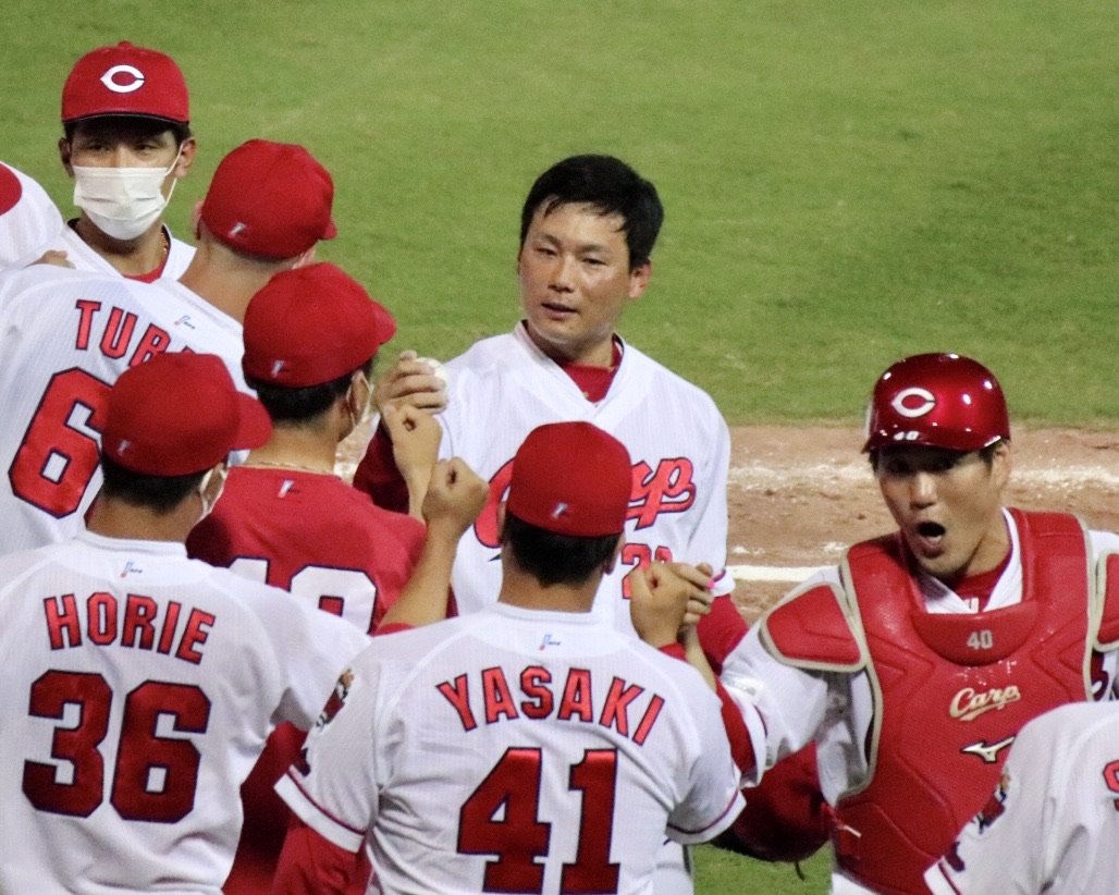 💪九回2アウト、栗林良史投手が中田選手を空振り三振に仕留めゲーム