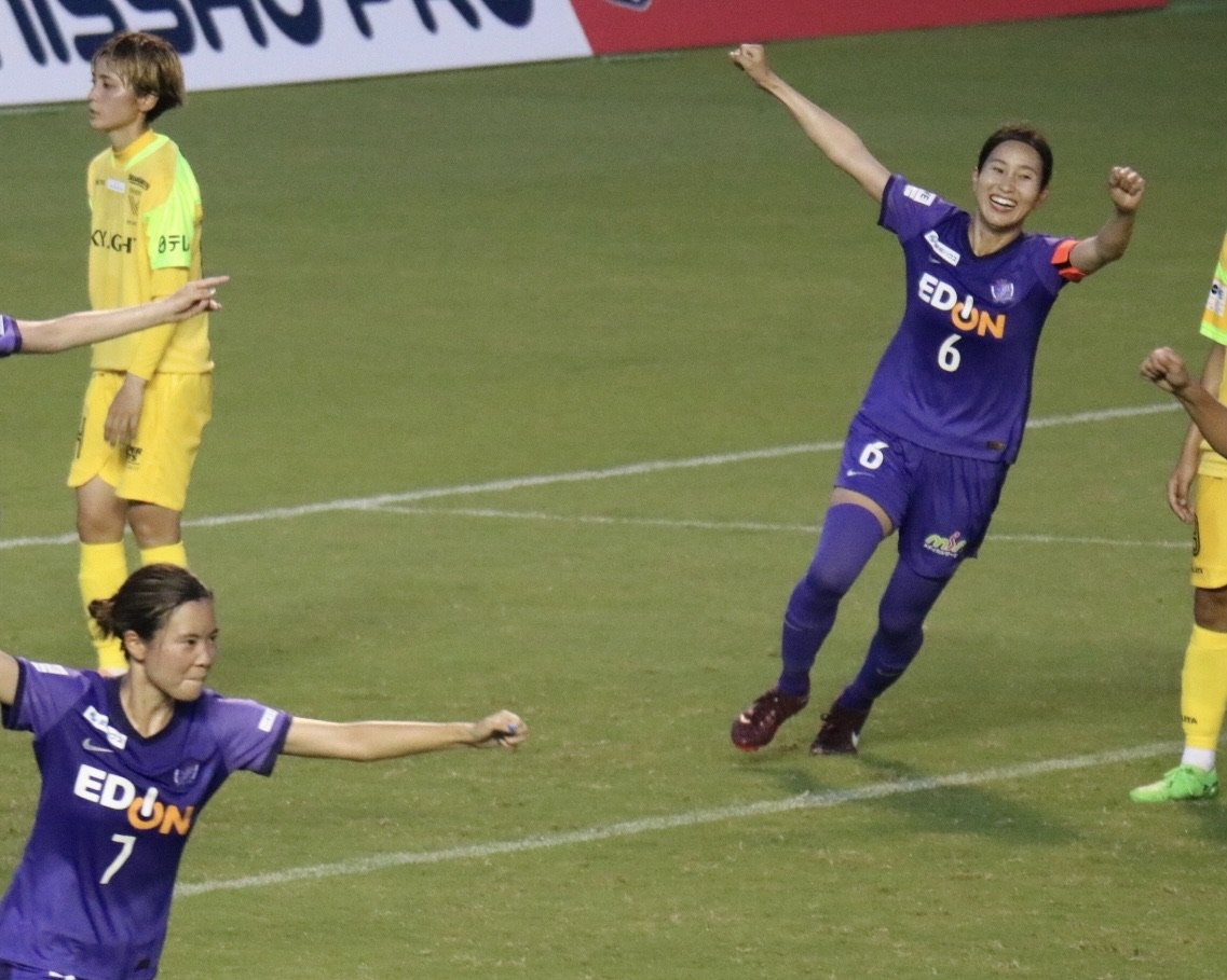 💜サンフレッチェ広島レジーナ川島はるな選手の先制ゴールに喜ぶ、佐山