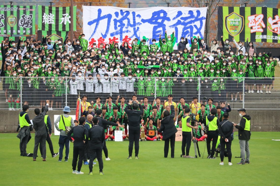 ⚽️小熊監督の胴上げと勝利のラインダンスでピッチもサポートもひとつ