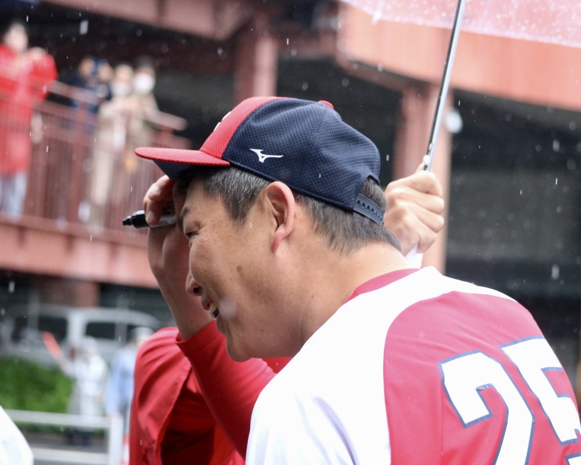 🐯阪神の平田勝男コーチから『新井さん、雨ん中サインして熱心やなぁ