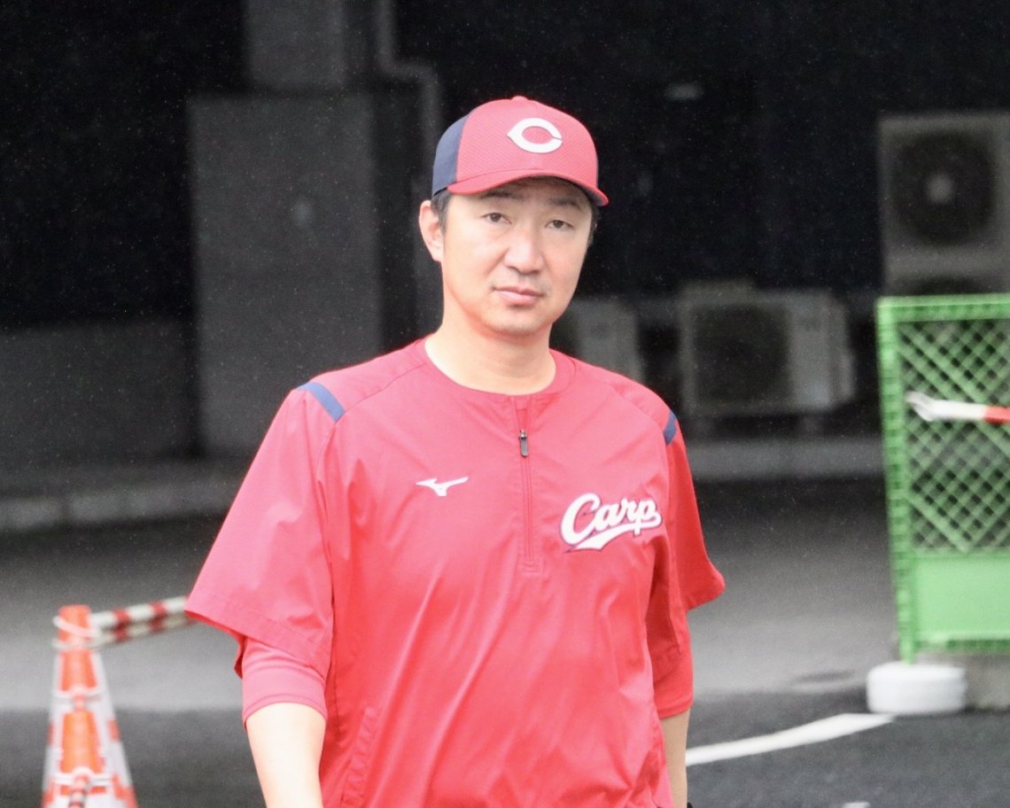 ☔️雨の中ファンサービスをするドリュー・アンダーソン投手の笑顔😄と