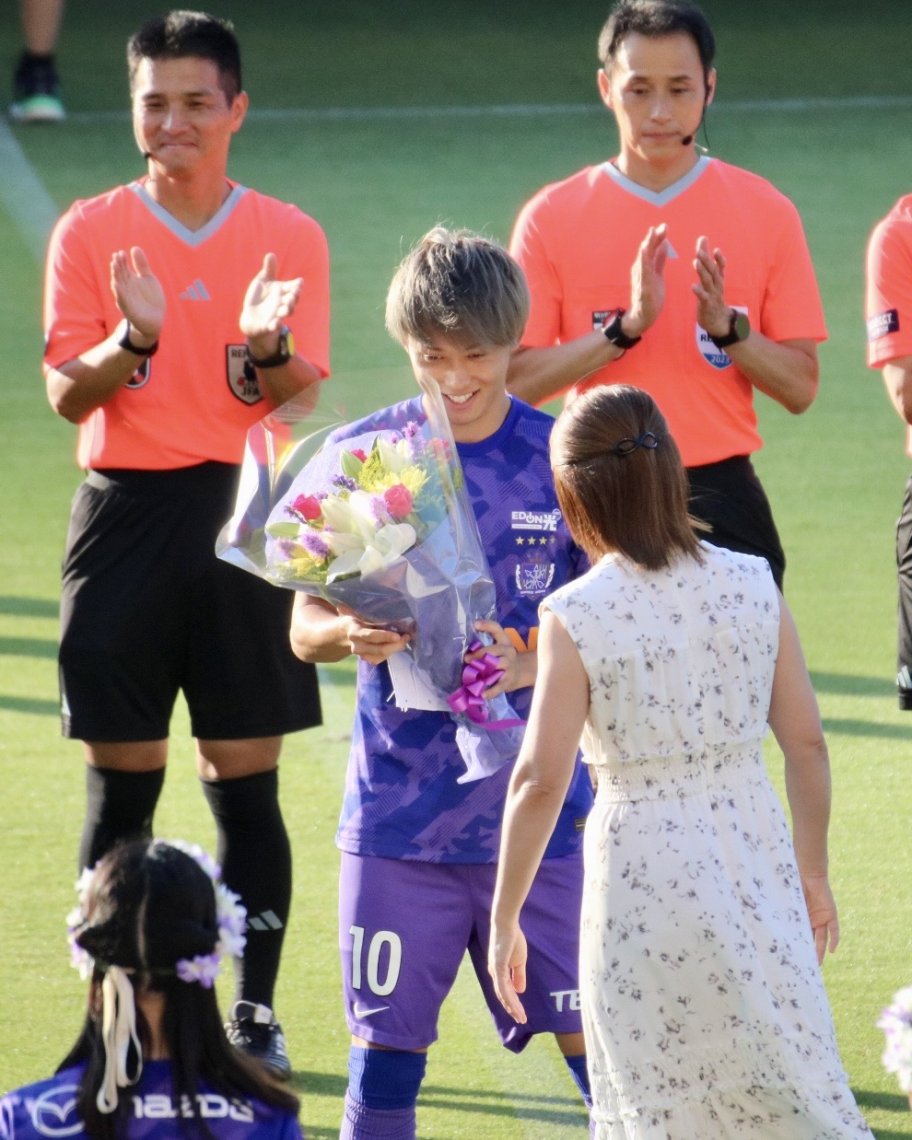 🏹J1リーグ通算150試合出場を達成し、試合前に表彰される