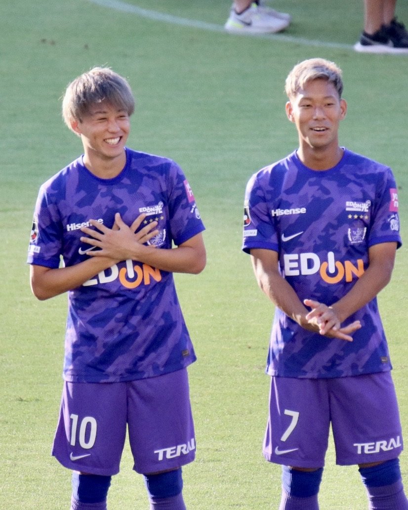 🏹J1リーグ通算150試合出場を達成し、試合前に表彰される