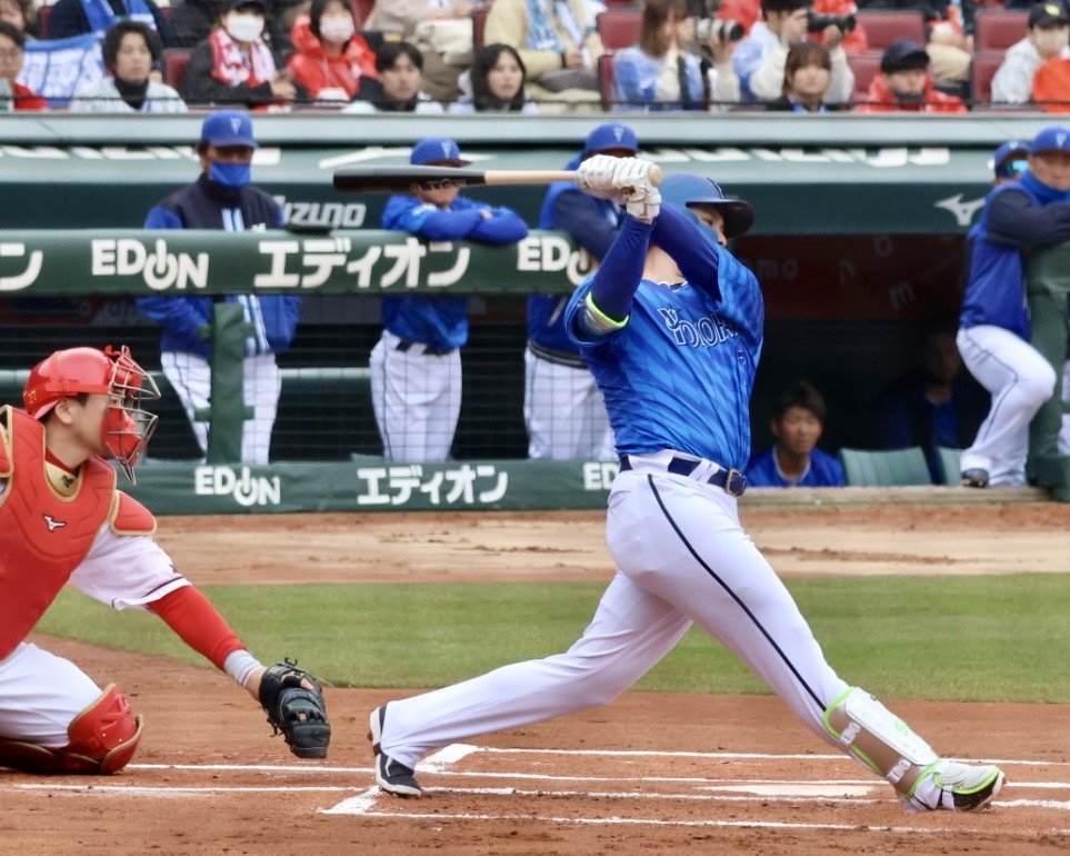 👋17日オープン戦、試合前にファンの声援に応える横浜DeNA佐野