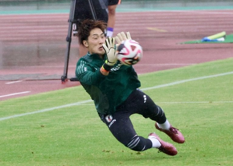 👋地元凱旋でファンの声援に応える広島皆実高校出身のGK前川 黛也選手