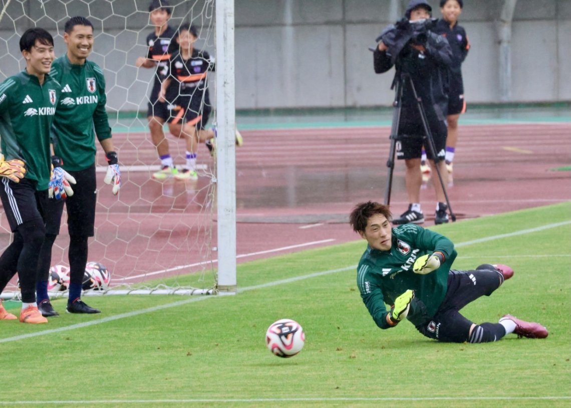👋地元凱旋でファンの声援に応える広島皆実高校出身のGK前川 黛也選手