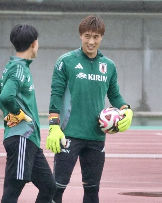 👋地元凱旋でファンの声援に応える広島皆実高校出身のGK前川 黛也選手
