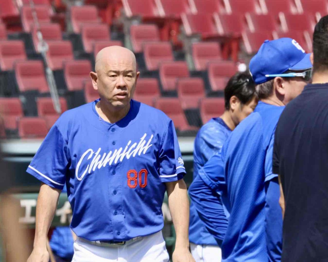 🚩元カープ監督でスポニチ本紙評論家の佐々岡真司さん（57歳）と談笑