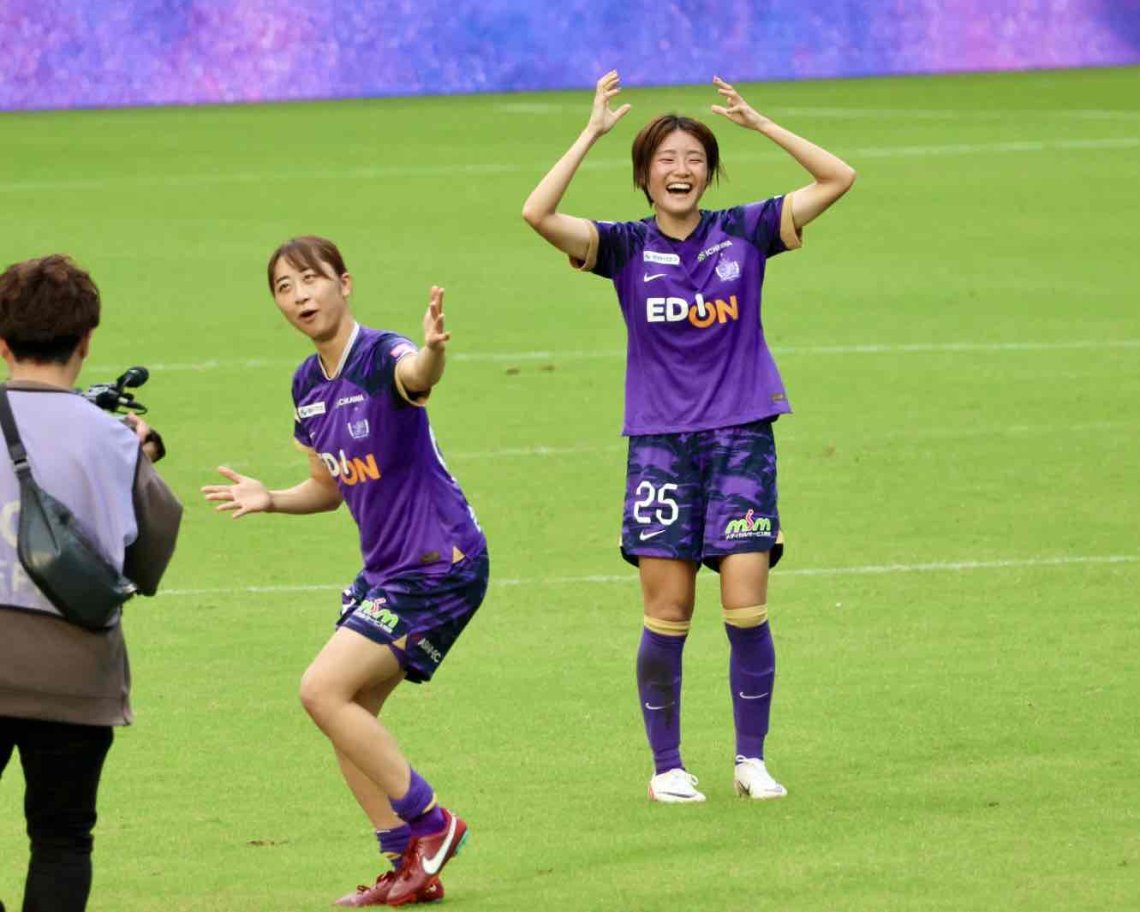 💜14日WEリーグ新潟戦、4連勝を飾りサポーターの声援に応える