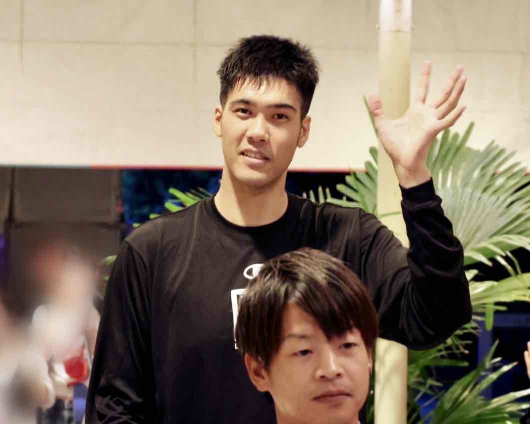 🏀ブースターの花道で声援に応える、ベルテックス静岡から移籍してきた