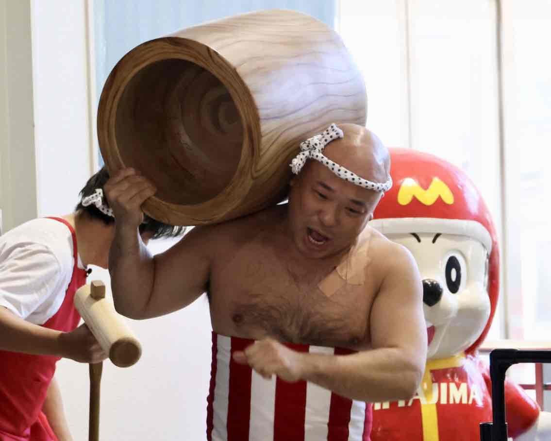 ⛩️🚤ボートレース宮島のステージに餅つきの臼(うす)と杵(きね)を担い