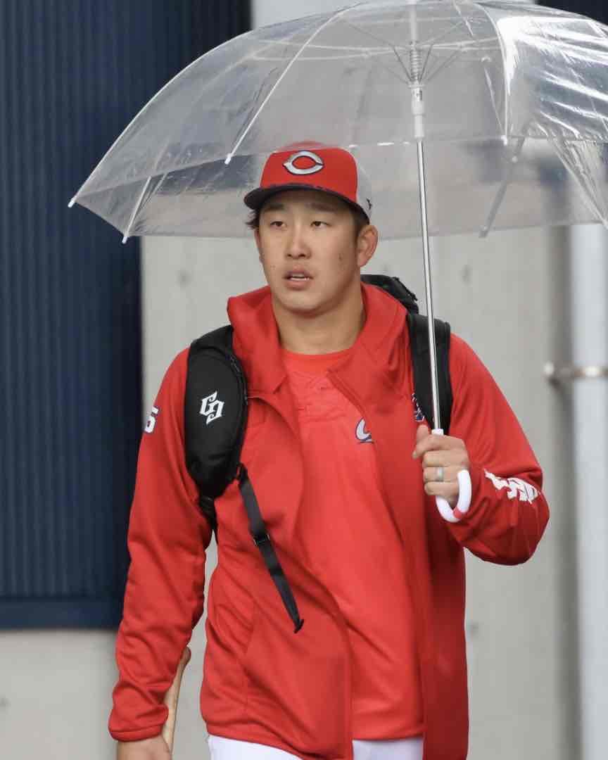 ⚾️15日ロッテ戦、一塁の守備に起用されファーストミットを持って