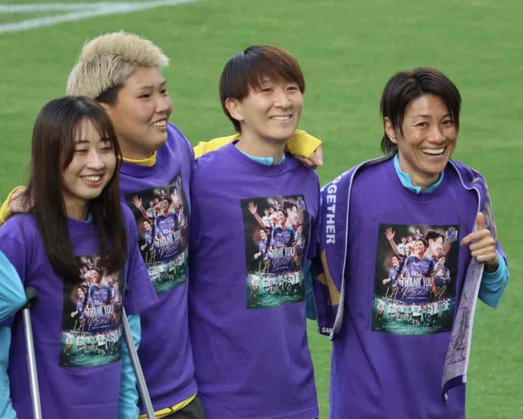 💜近賀ゆかり選手の左隣でチャントを踊るゴールを決めたサンフレッチェ