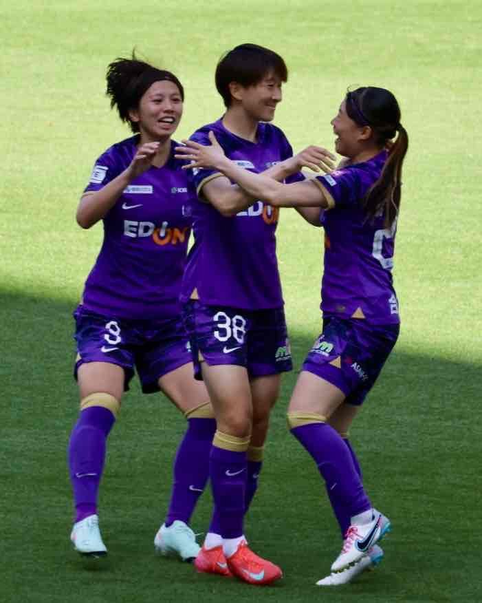 💜近賀ゆかり選手の左隣でチャントを踊るゴールを決めたサンフレッチェ