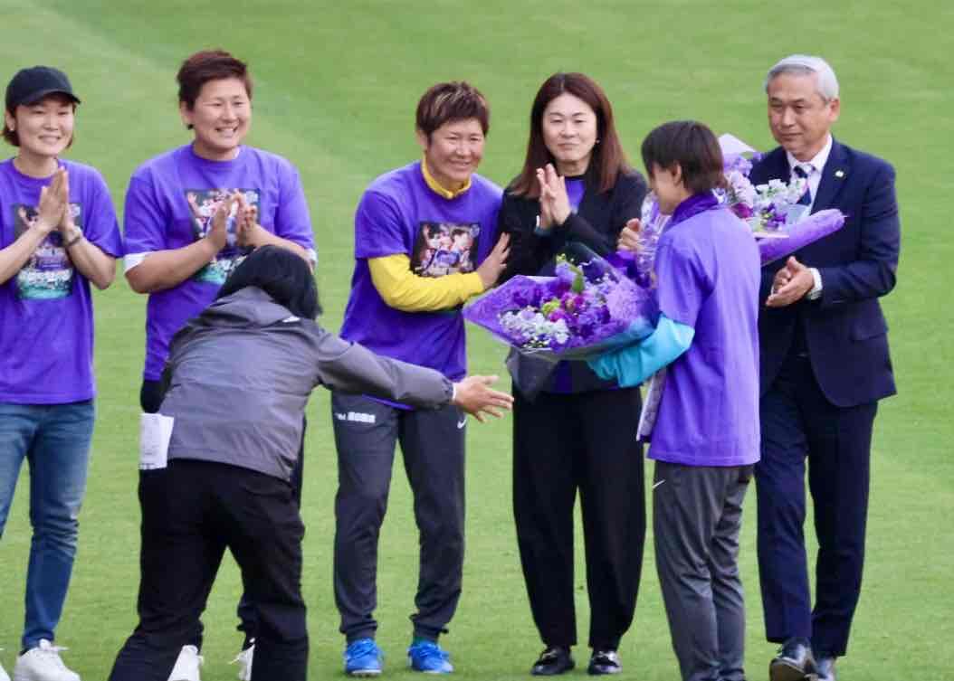 💜近賀の引退セレモニーにサプライズで登場する元サッカー女子日本代表