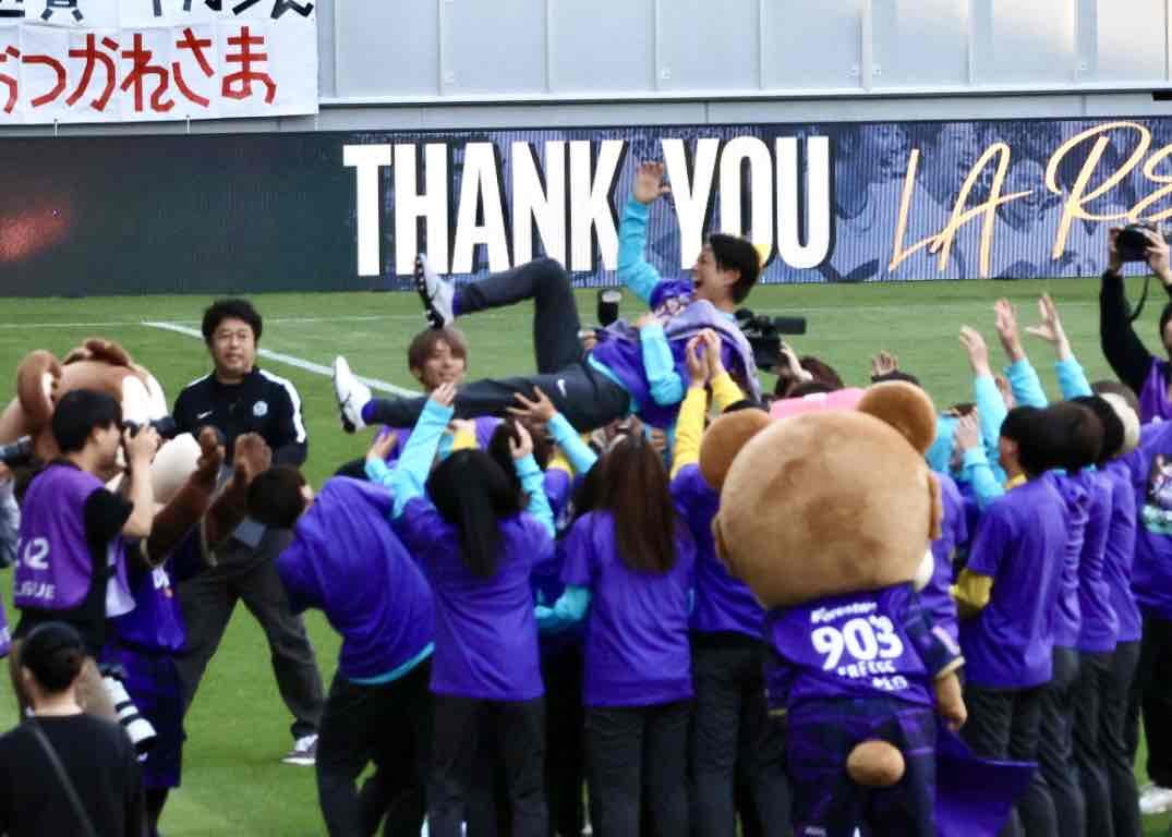 💜近賀の引退セレモニーにサプライズで登場する元サッカー女子日本代表