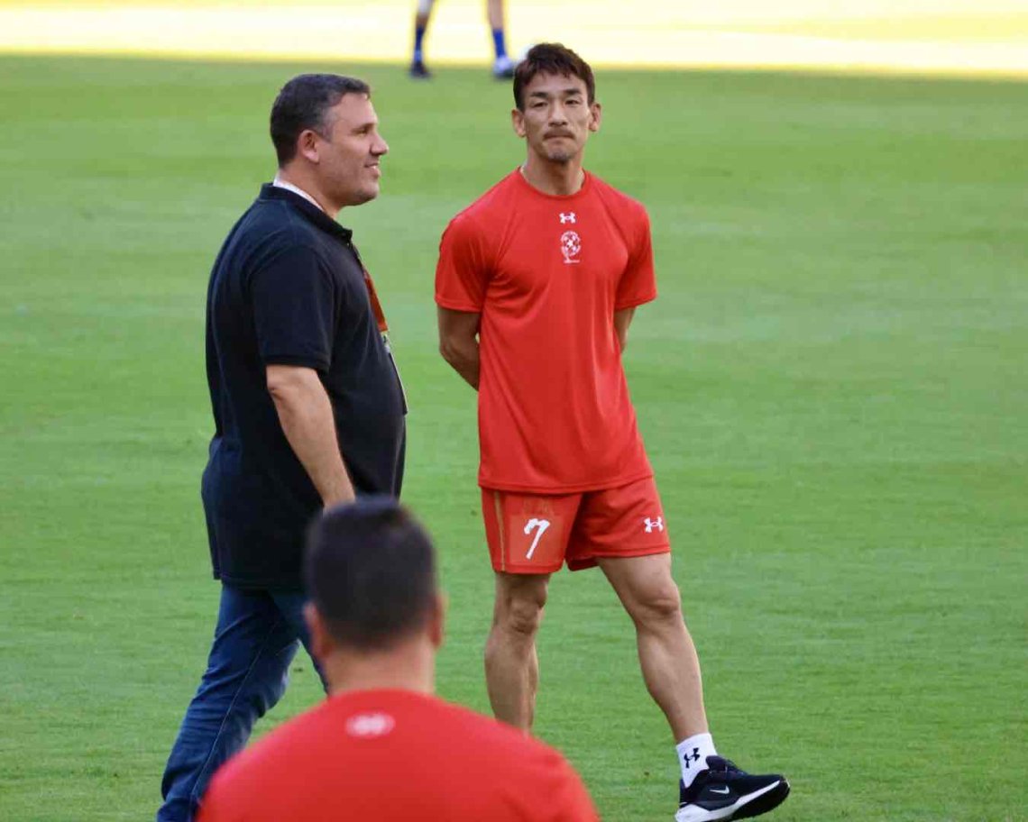 ⚽️ジーコオールスターゲーム広島2025の試合前にユニホーム姿でピース