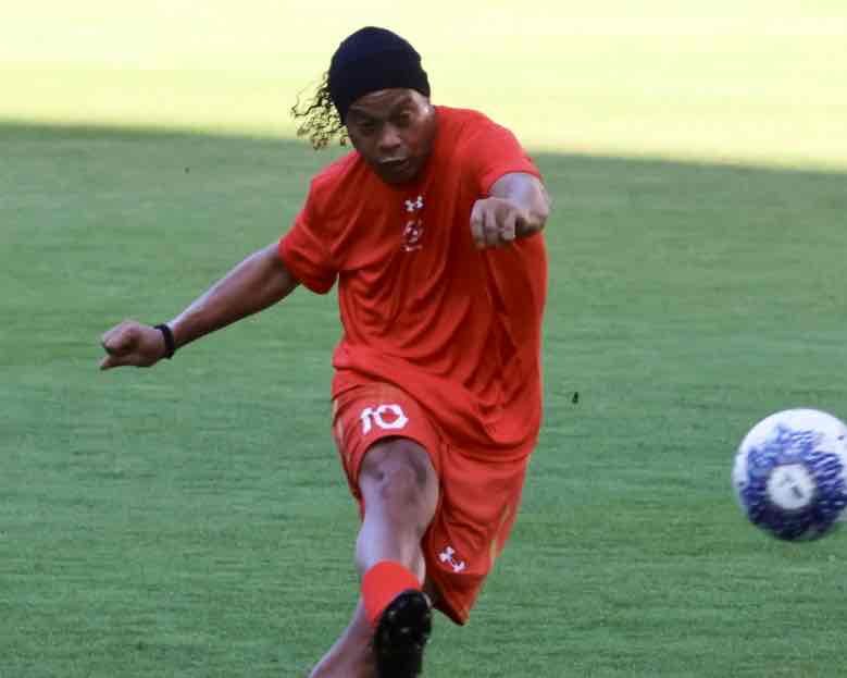 ⚽️ジーコオールスターゲーム広島の試合前、豪快なシュート練習で会場