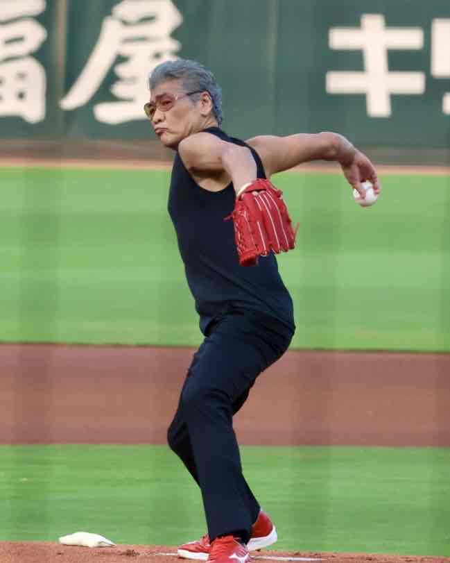 吉川晃司 始球式 シリアル 25枚限定 カード sddefault.jpg