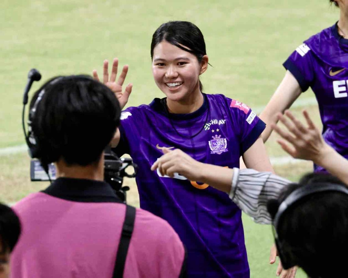💜17日WEリーグ神戸戦、今季初勝利の歓喜に湧くスタンドに迎えられる