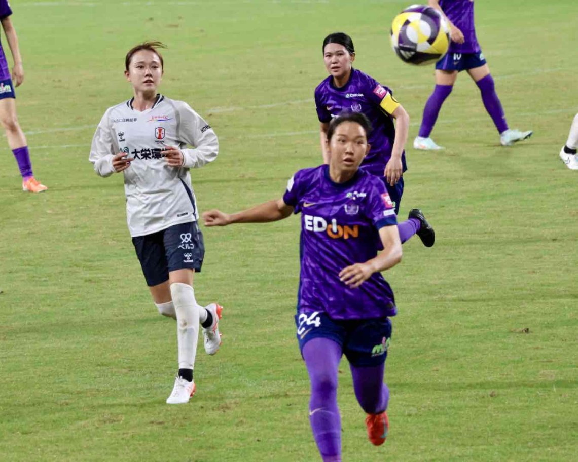 💜17日WEリーグ神戸戦、今季初勝利の歓喜に湧くスタンドに迎えられる