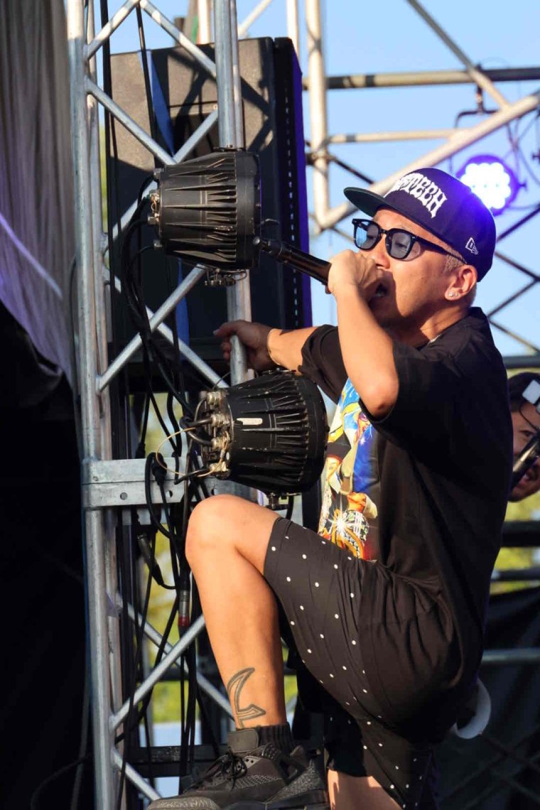 TEE」15周年記念ライブのステージで大暴れする今年20周年を迎えたDef