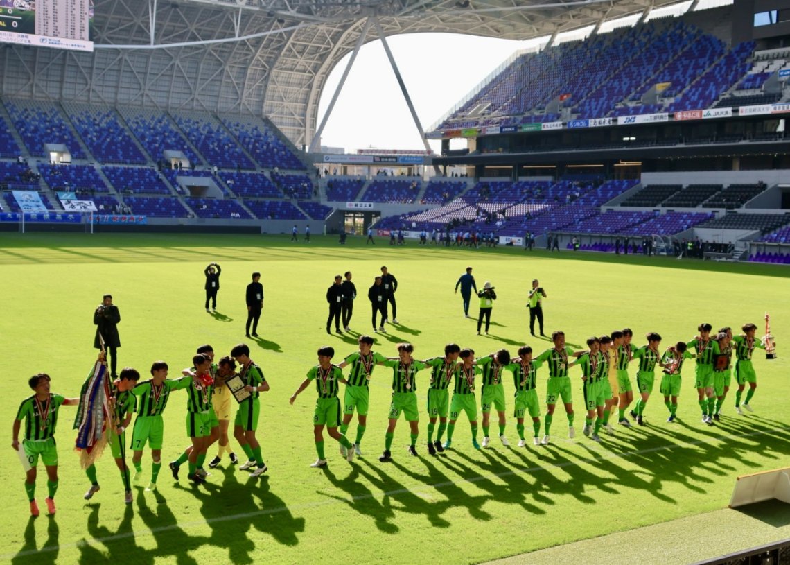 ⚽️16日全国高校サッカー選手権広島県予選決勝・表彰式で優勝旗を