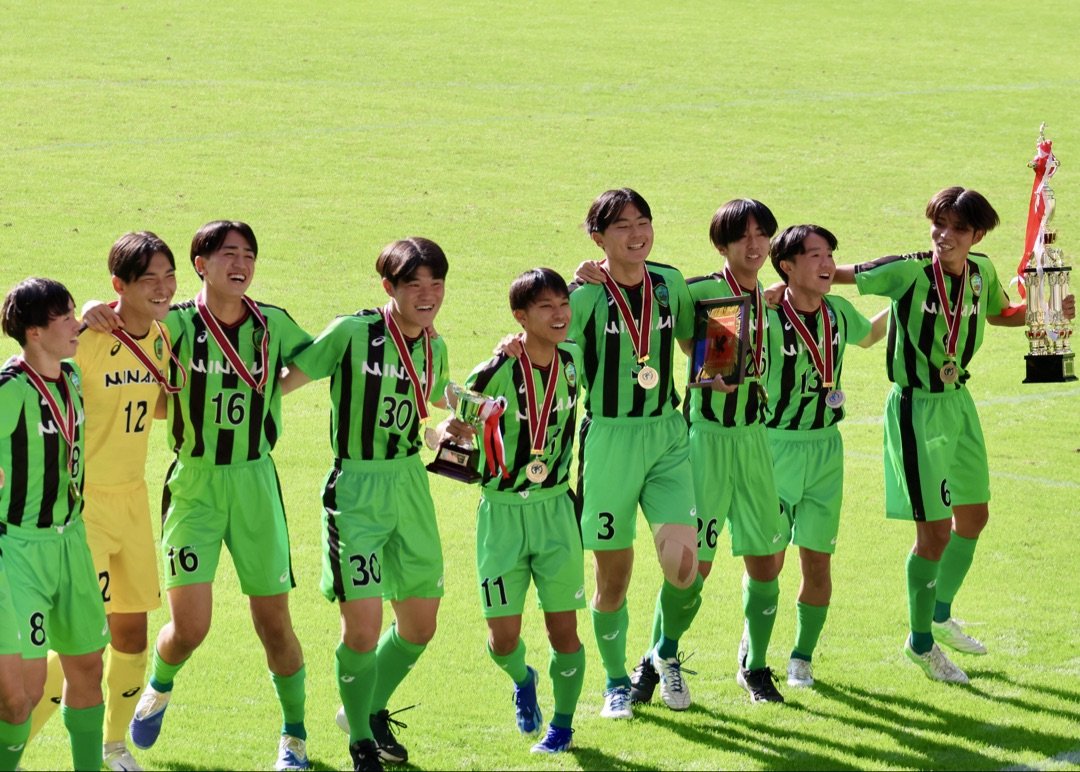 広島皆実サッカー　ウェア ⚽️16日全国高校サッカー選手権広島県予選決勝・表彰式で優勝旗を