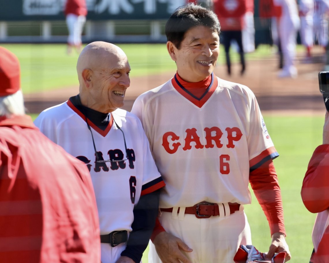 CARP LEGEND GAME 2025】記念撮影をするカープ75年初Vメンバーの