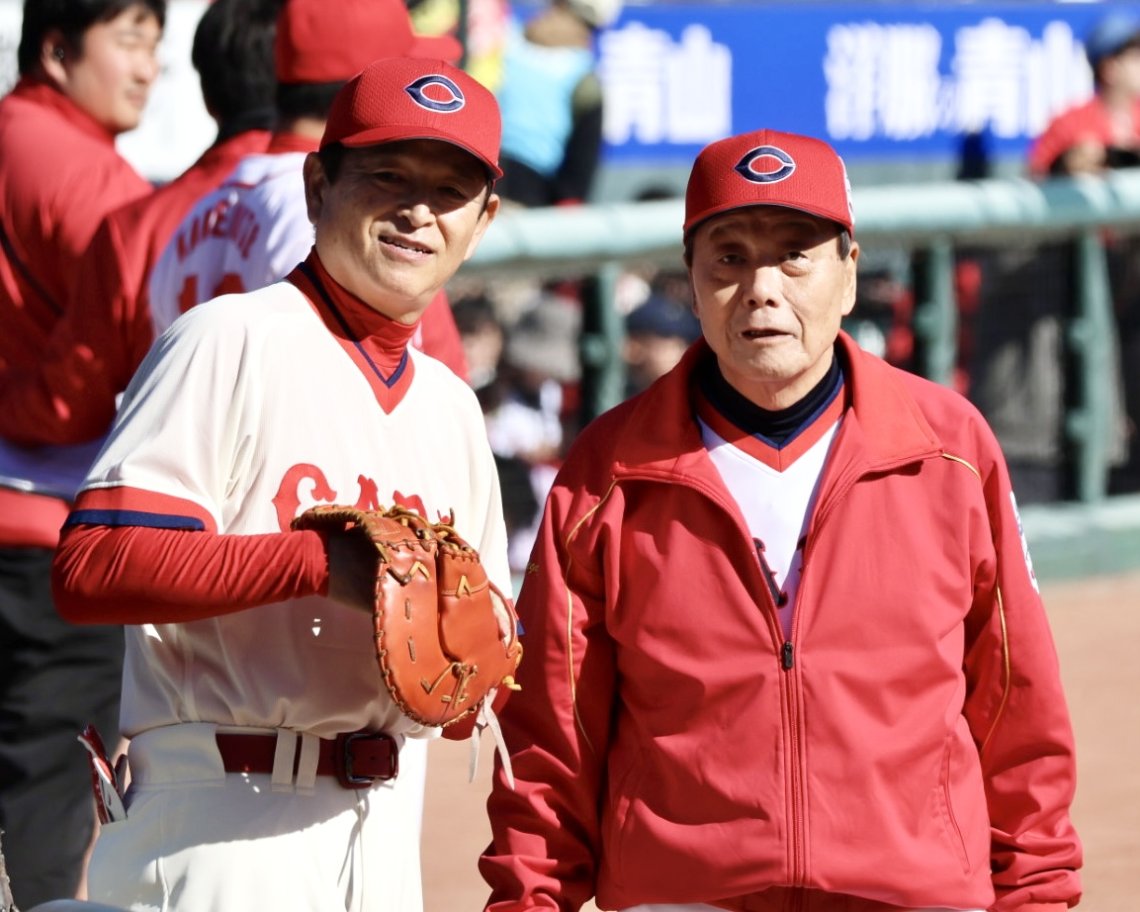 CARP LEGEND GAME 2025】記念撮影をするカープ75年初Vメンバーの