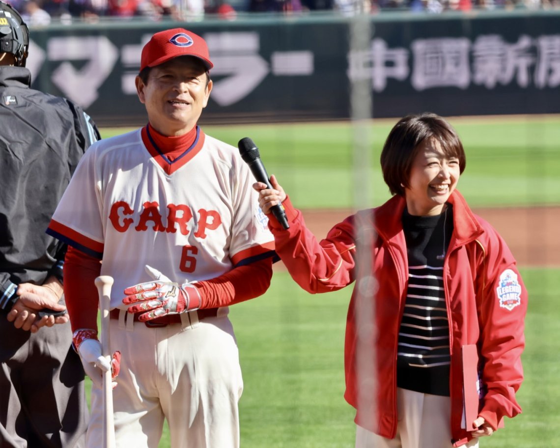 CARP LEGEND GAME 2025】記念撮影をするカープ75年初Vメンバーの