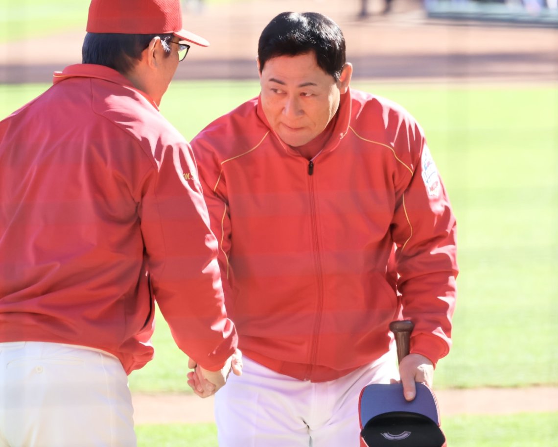 CARP LEGEND GAME 2025】達川光男さんから握手を求められ恐縮する前田