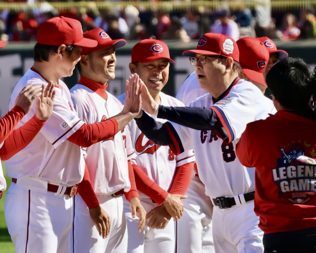 CARP LEGEND GAME 2025】選手紹介でハイタッチをしながらグランドに