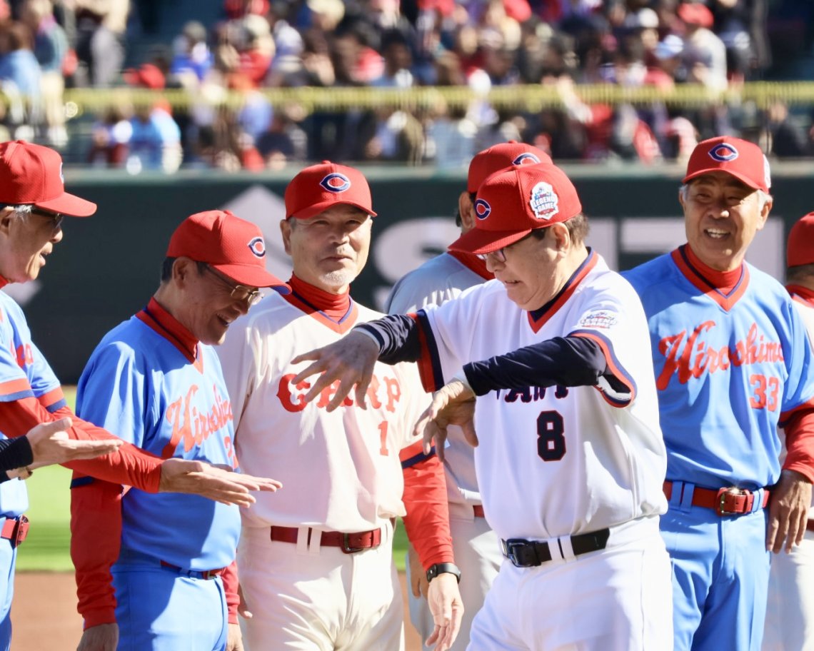 CARP LEGEND GAME 2025】選手紹介でハイタッチをしながらグランドに