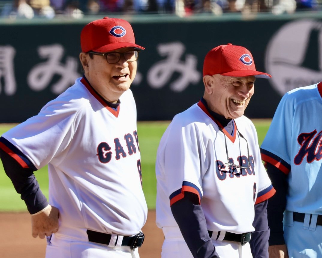 CARP LEGEND GAME 2025】選手紹介でハイタッチをしながらグランドに