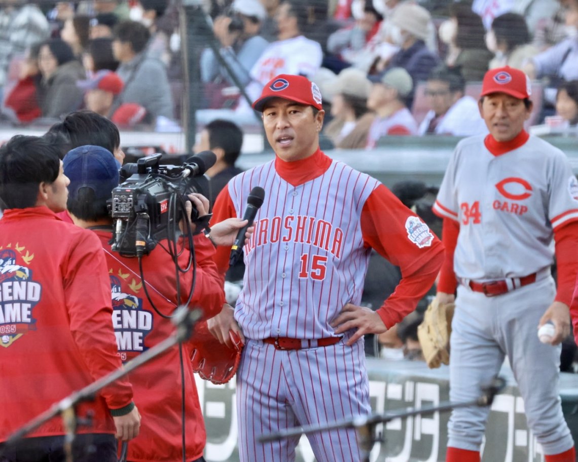 CARP LEGEND GAME 2025】紅白戦で好投し笑顔でインタビューに答える
