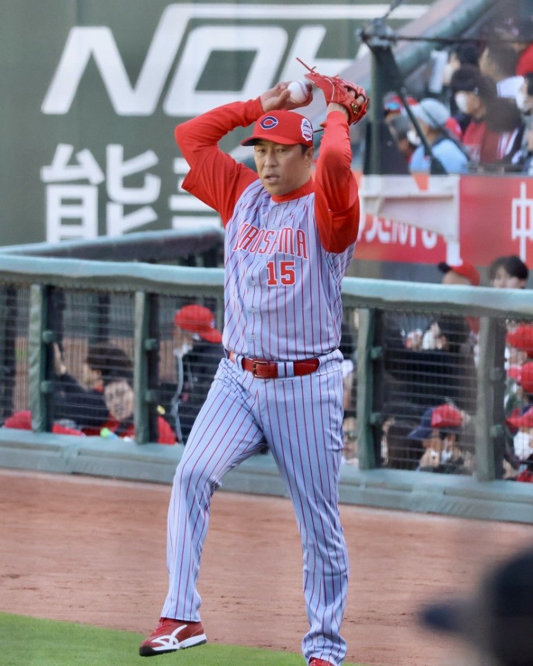CARP LEGEND GAME 2025】紅白戦で好投し笑顔でインタビューに答える