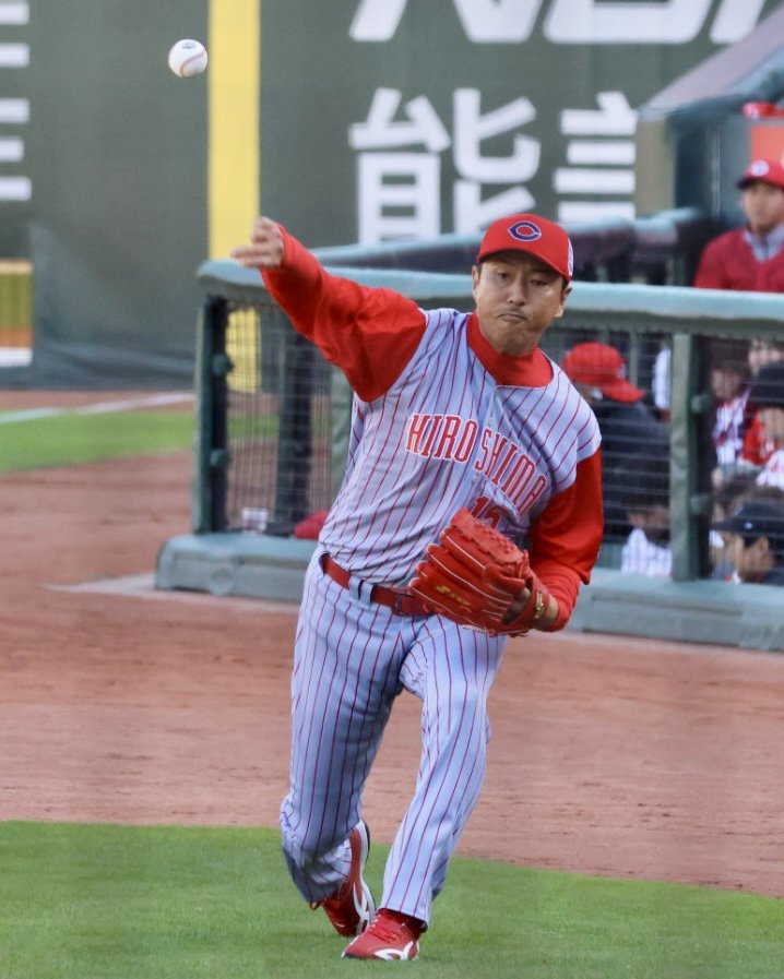 CARP LEGEND GAME 2025】紅白戦で好投し笑顔でインタビューに答える