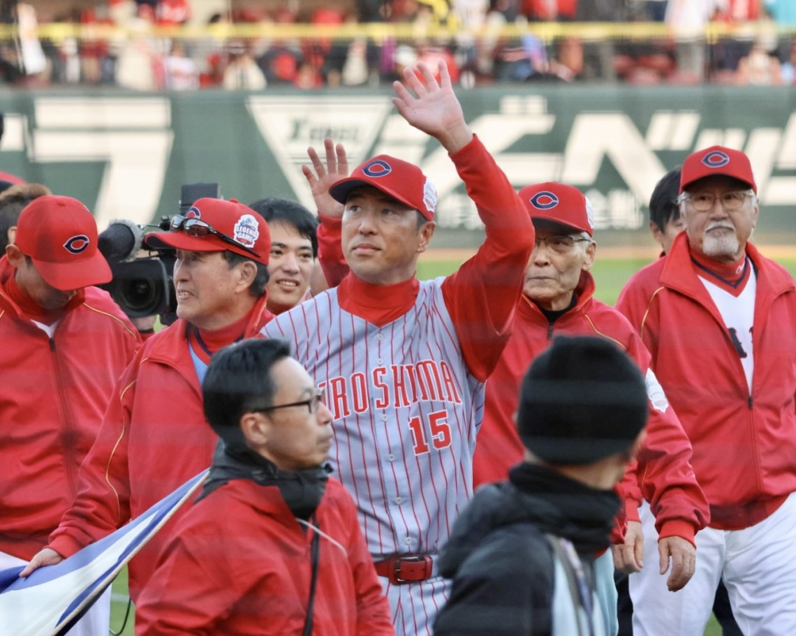 CARP LEGEND GAME 2025】 75年のチャンピオンフラッグを持ってグランド