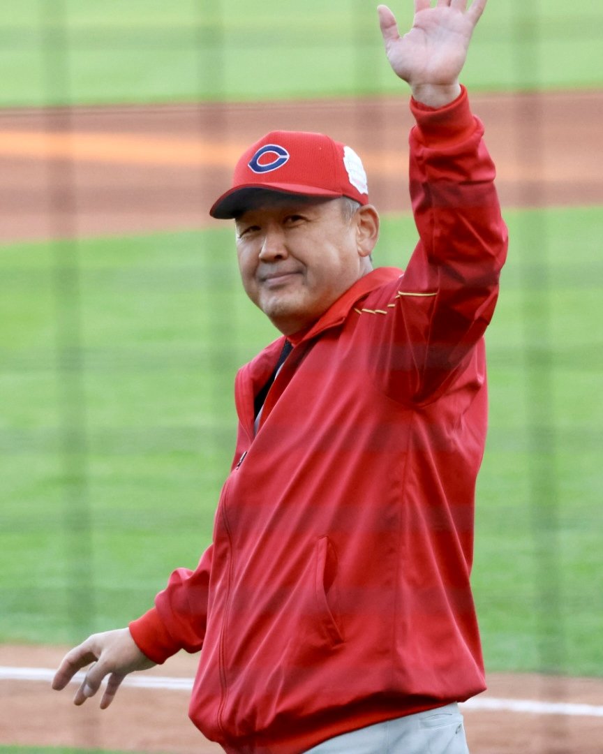 CARP LEGEND GAME 2025】 75年のチャンピオンフラッグを持ってグランド