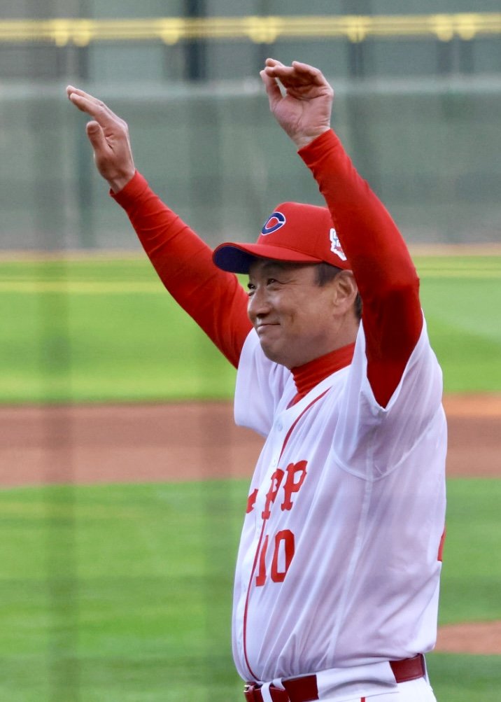 CARP LEGEND GAME 2025】 75年のチャンピオンフラッグを持ってグランド