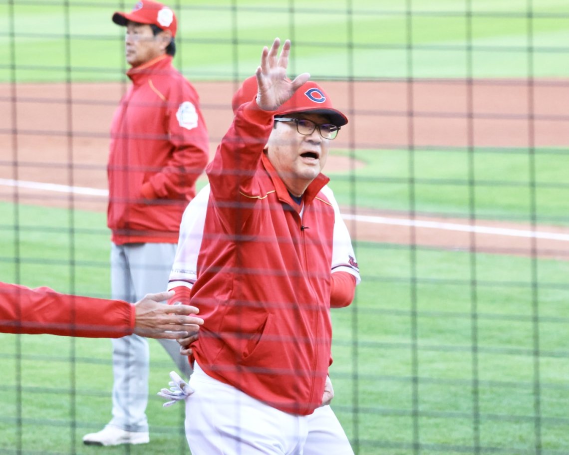 CARP LEGEND GAME 2025】 75年チャンピオンフラッグを持ってラウンド