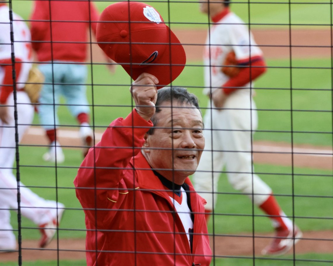 CARP LEGEND GAME 2025】 75年チャンピオンフラッグを持ってラウンド