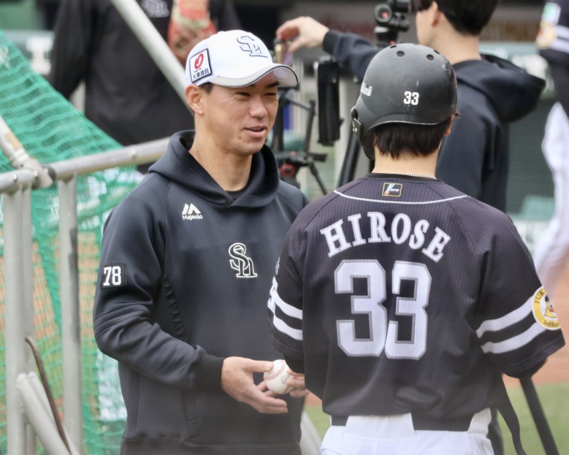 ⚾️22日マツダ】試合前に笑顔で🗞️囲み取材に応じる福岡ソフトバンク