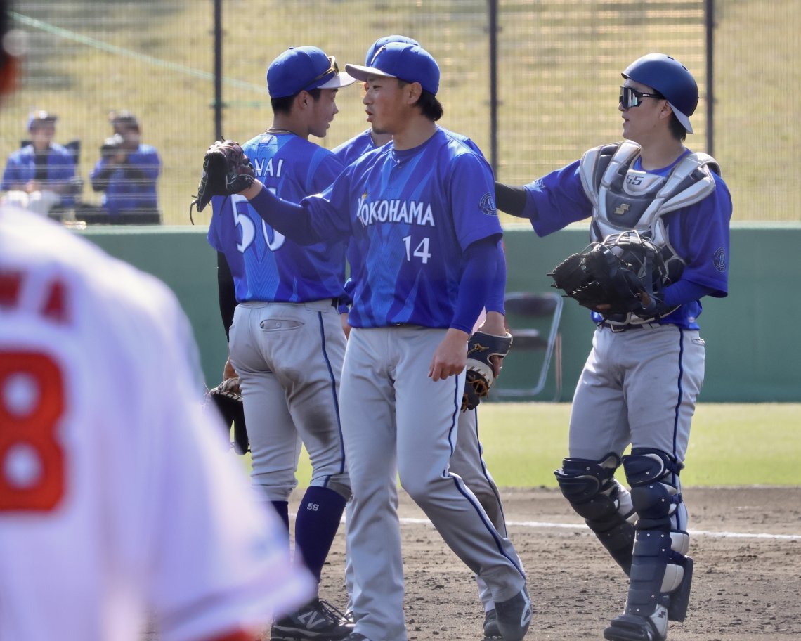 ⚾️5日ファーム交流戦】最終回ピンチを抑えメンバーと握手をする横浜